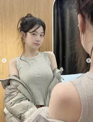 Lee Yu-bi, hanya mengenakan padding tanpa lengan... 