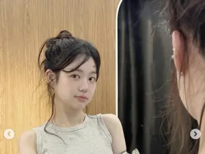 李尤比，穿着无袖上衣和羽绒服却显得… 