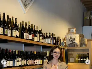达比奇的姜敏京，超迷你裙展现完美腿型……“时尚眼镜造型也很酷”