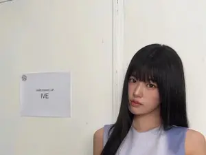 IVE安宥真，惊艳连衣裙→厚框眼镜… 