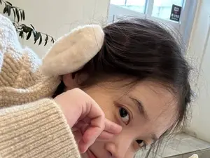 “素颜也能这样？”IU，清新的连衣裙姿态‘令人赞叹’