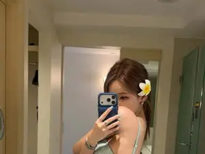 “心心女儿吗？”KISS OF LIFE的贝尔穿比基尼展现惊人的臀部线条