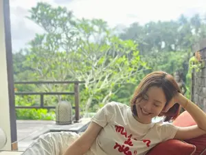 这就是素颜吗……文彩媛在海滩上展现独特的清纯美