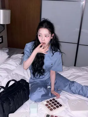 Karina aespa, bahkan saat makan cokelat pun bak pemotretan… Pesona “peri Prada” yang benar-benar unik
