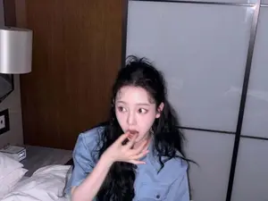 aespa 卡里娜，巧克力吃播也拍出画报……独一无二的“普拉达精灵”