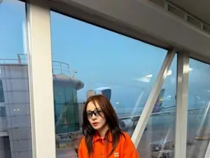 '39kg' 산다라박, 시선 강탈 명품 공항 패션…넘사벽 각선미