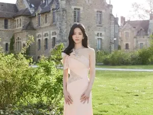 송혜교, 피치빛 드레스 자태…프랑스 홀린 독보적 미모