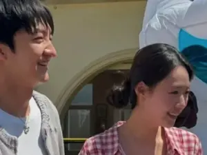 '공개 열애' 지예은·바타, 어린이날 교회 데이트 포착