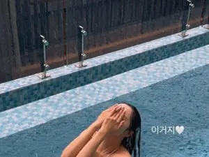 '박성광 아내' 이솔이, 빗속 수영장서 뽐낸 화이트 비키니