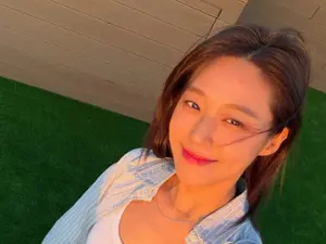 설현, 감탄 부르는 완벽 청바지 핏…청순 미모에 반전 핫바디
