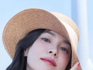 송혜교, 청량감 넘치는 완벽 리조트룩…나이 잊은 독보적 비주얼