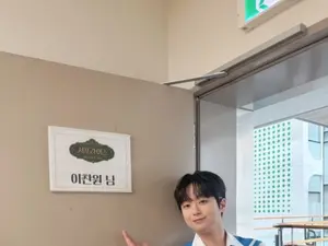 '만능 MC' 이찬원, 완벽한 올화이트 마린룩…독보적 청량미