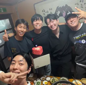 임영웅, 그레이·대니 구와 청계산 생일파티…새 예능 기대감