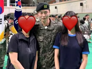 '군복 자태' 이재욱, 훈련소 수료…우월한 비율 가족사진 화제
