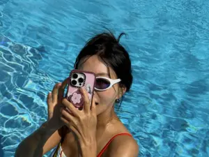 63세 황신혜, 딸 이진이와 수영복 투샷…나이 잊은 건강미