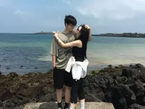 '결혼 고백' 그리, 여자친구와 제주도 여행…과감한 백허그 포착