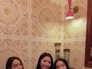'재혼' 오윤아, 이민정·이정현과 파티…눈부신 웨딩룩