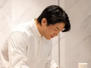 '와인 논란' 안성재, 두 달 만에 주방 복귀…반쪽 된 근황
