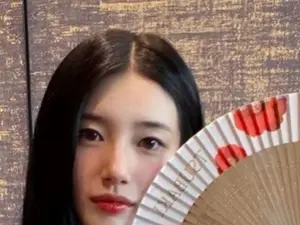 수지, 매혹적 레드 드레스 자태…몰라보게 가녀린 쇄골 라인