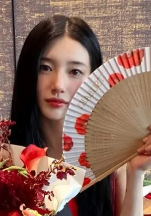 수지, 매혹적 레드 드레스 자태…몰라보게 가녀린 쇄골 라인