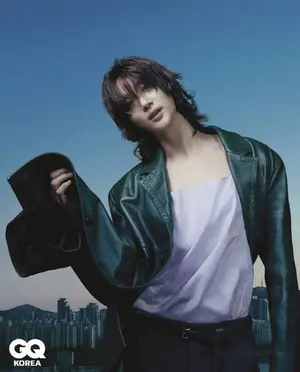 Byeon Woo-seok, desde el hombro descubierto hasta el cabello largo… una sesión de fotos genderless que rompe límites