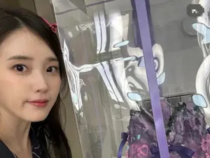 변우석, 아이유에 보라색 왕관 케이크 선물… 드라마 밖에서도 이어진 케미