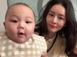 KCM 아내 방예원, 생후 8개월 막내 수족구 투병에 애타는 육아 일상 공개