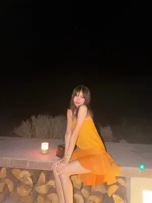 Lisa ng BLACKPINK, ibinahagi ang buhay sa Utah: perpektong suot ang orange na bestida at bikini