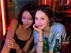 황정음·아유미 이태원 깜짝 만남… 시련 딛고 밝은 근황 