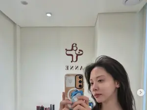  김민아, 피부과 셀카 속 시선 강탈 비주얼 