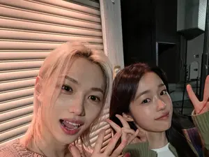 菲利克斯、卢允瑞晒新歌MV幕后合照 展现温暖青春化学反应