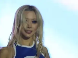 우주소녀 다영, 한양대 축제 무대 '허리 스킨십' 팬서비스 논란… 네티즌 갑론을박