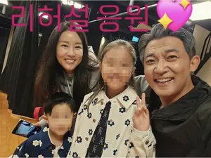 안재욱 노인 분장 근황… 아내 최현주·자녀와 리허설 현장 단란한 인증샷