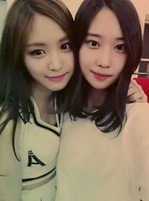 손나은 17일 모친상… 동생 손새은과 슬픔 나누며 묵묵히 빈소 지켜