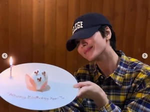 송혜교, '절친' 목정욱 결혼 축하 현장 공개... 모자 써도 돋보이는 소탈한 미모