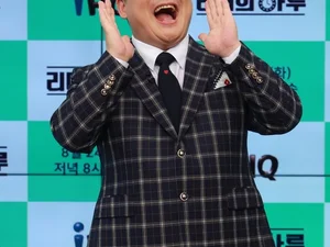 Yoon Jung-soo's Wedding Sees Park Soo-hong's Absence, Sparking 'Conflict Rumors' Again... Yoon Jung-soo Clarifies, 