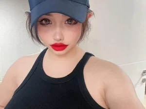 Park Bom Reveals Update After 2 Weeks... Showcases Glamorous Visuals in Halter Neck T-Shirt