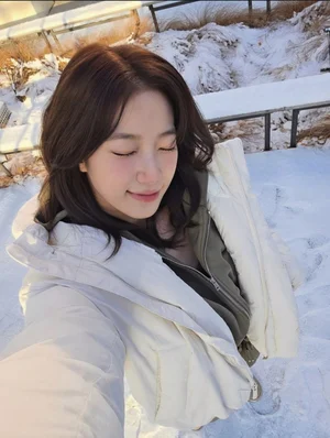 LE SSERAFIM的卡兹哈在雪覆盖的冬季风景中展现女神般的美貌... 