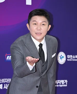 赵世浩，因‘黑帮牵连说’争议承担责任... 自愿退出‘有趣的问答’和‘1泊2日’等节目