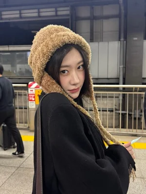 ITZY的彩玲在日本地铁站展示独特时尚... 毛帽造型散发‘可爱魅力’