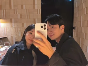 Kim Yuna Shares Sweet Mirror Selfie with Husband Ko Woo-rim... Showcasing 'Beautiful Couple' Visuals on Wine Date