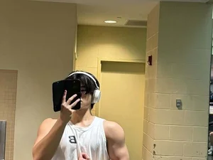 'Dad! Where Are You Going?' Yoonhoo, Stormy Growth Update... Showcasing a Surprising 'Muscular Body' with a Familiar Face