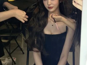 Ive's Jang Won-young Explodes with Maturity in Black Tube Top Dress... Showcasing Flawless Beauty Even While Waiting for a Shoot