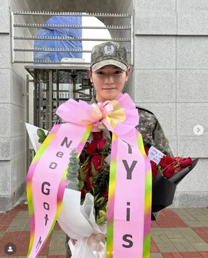 NCT Taeyong Discharged from Navy Before Service Completion... Returns to Fans with a Deep Bow to His Mother