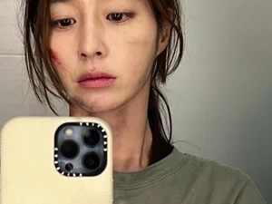 이민정, '빌런즈' 공개 앞두고 피투성이 셀카 공개...분장 뚫고 나오는 미모
