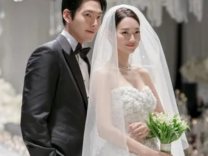 신민아♥김우빈, 본식 화보 공개...순백의 신부와 클래식 턱시도의 완벽한 조화