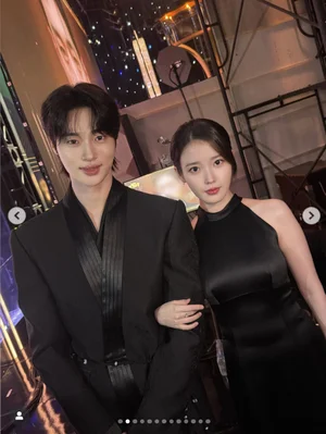 IU·边宇锡，时尚黑色情侣装公开……新剧《21世纪大军夫人》期待感高涨