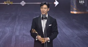 Lee Je-hoon Receives the Honor of the 2025 SBS Acting Awards with 'Taxi Driver 3'... 
