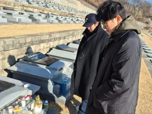 Yoon Hee-seok, Standing in Front of the Late Lee Seon-kyun's Grave, Expresses Longing... 