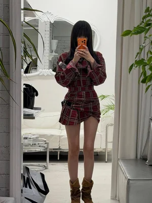 文佳英，穿着格子连衣裙展现极致美腿……时尚镜子自拍引发热议